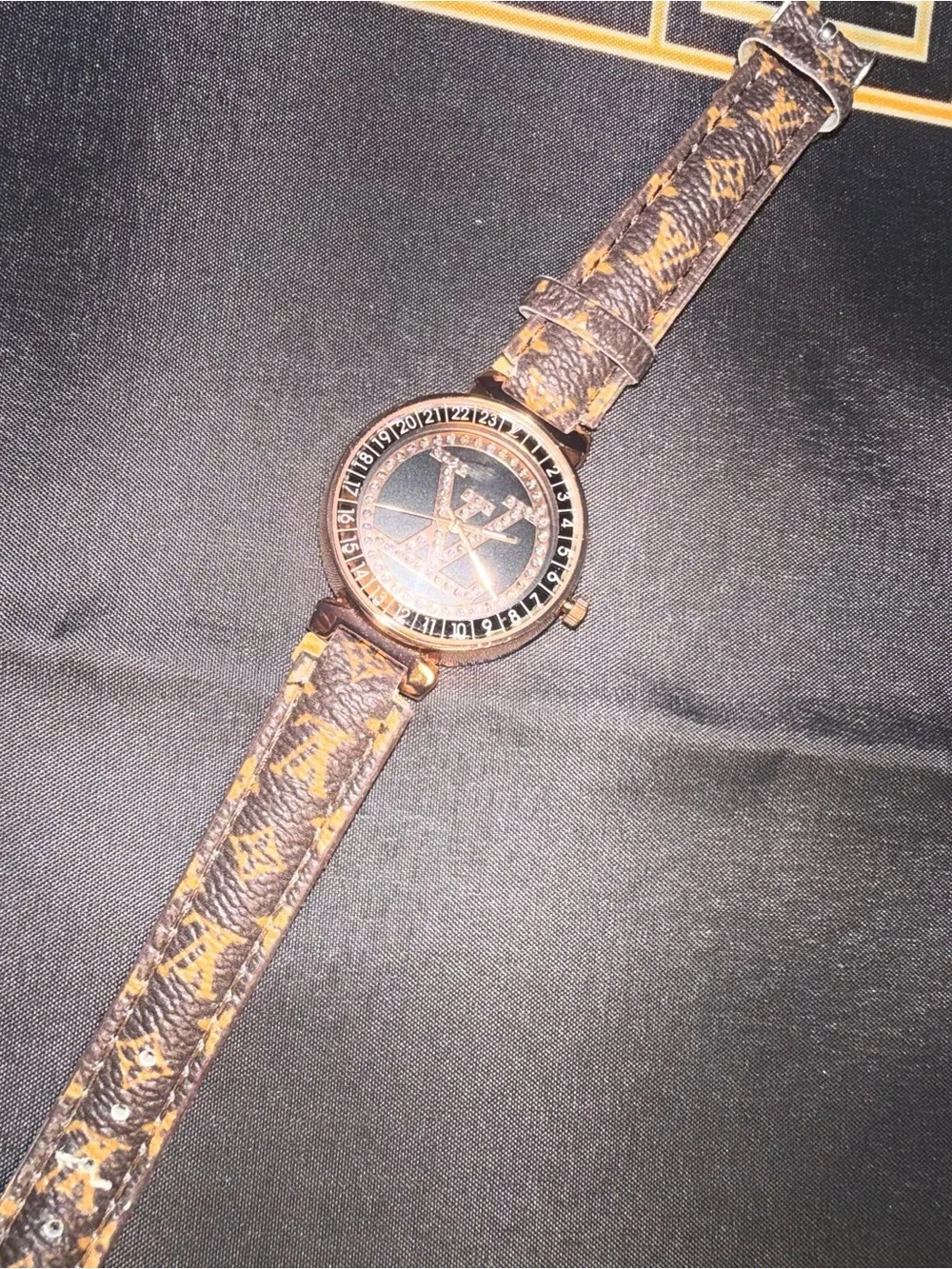 Men's or Women’s Brown Pattern Leather Strap Watch-Fashion Accessory never worn